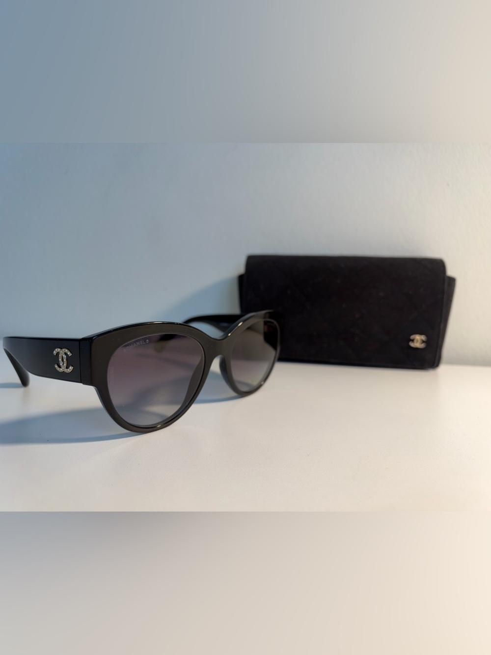 Black Cat-Eye Women's Sunglasses with Gradient Lenses